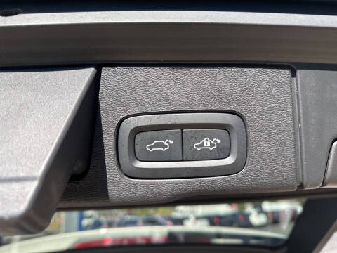 2023 Volvo XC60 B5 Plus Dark Theme