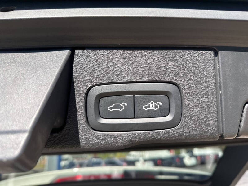 2023 Volvo XC60 B5 Plus Dark Theme