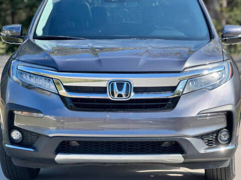 2022 Honda Pilot Touring w/Rear Captain's Chairs