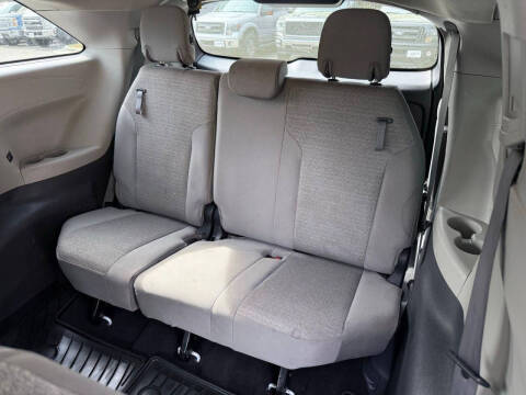 2022 Toyota Sienna LE 8-Passenger