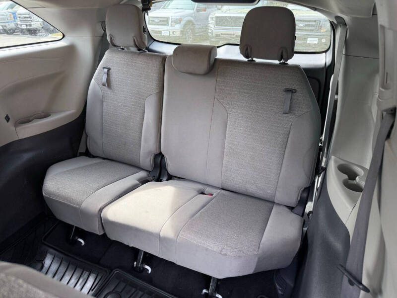 2022 Toyota Sienna LE 8-Passenger