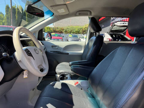 2012 Toyota Sienna LE 7-Passenger Auto Access Seat