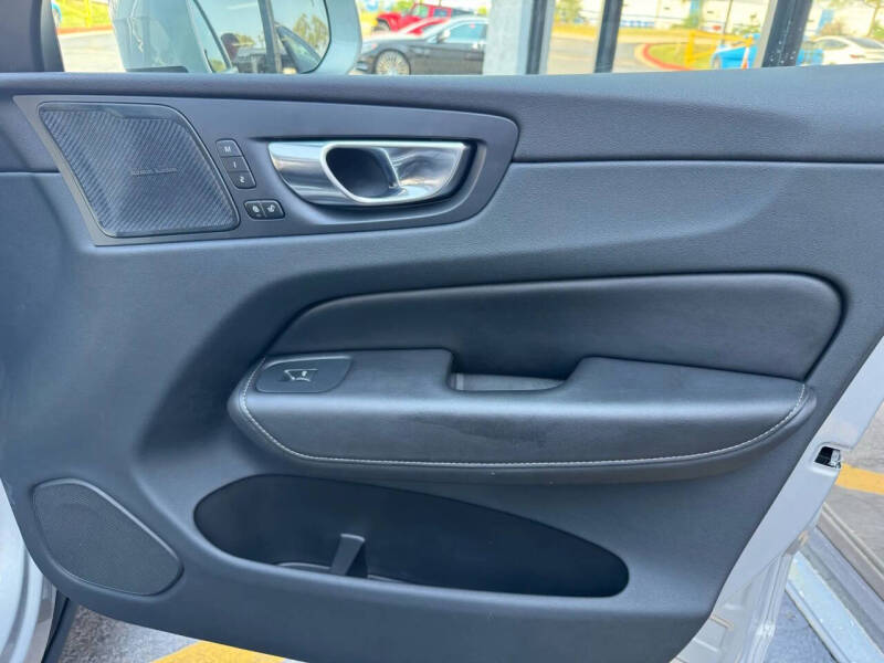 2023 Volvo XC60 B5 Ultimate Bright Theme