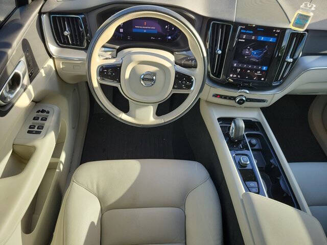 2024 Volvo XC60 B5 Core Dark Theme