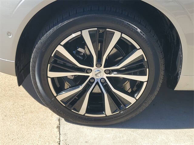 2025 Volvo XC60 B5 Plus Dark Theme