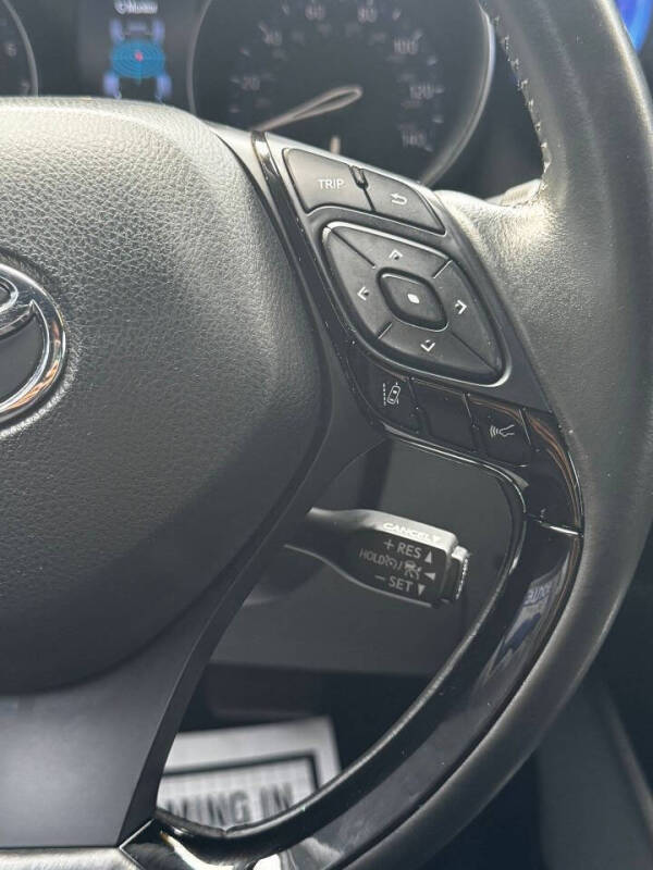 2022 Toyota C-HR XLE