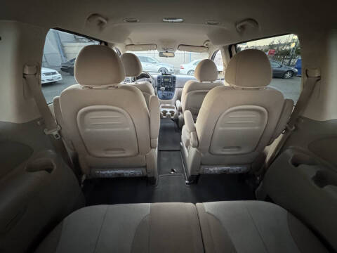 2012 Kia Sedona LX