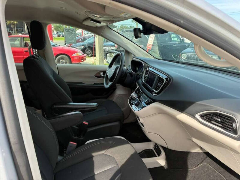 2023 Chrysler Voyager LX