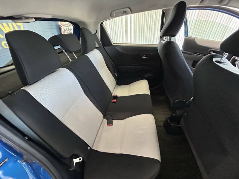 2012 Toyota Yaris 5-Door LE