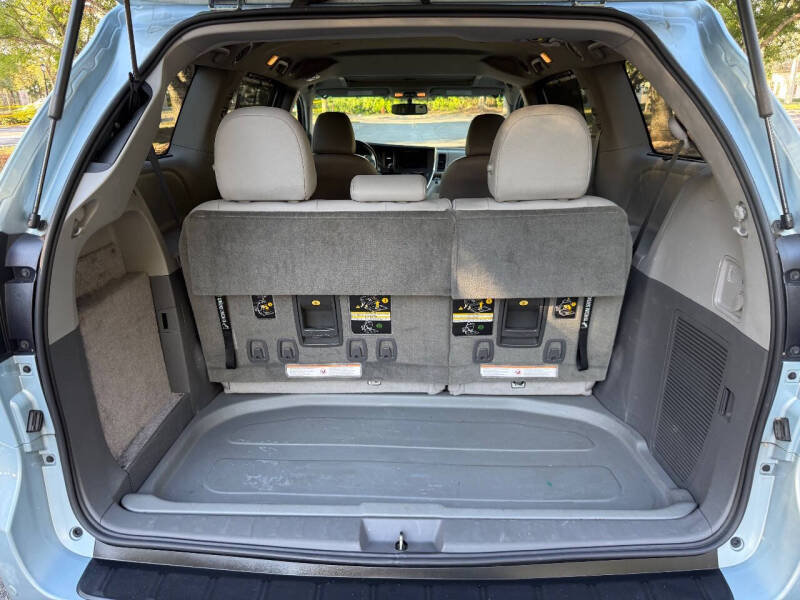 2016 Toyota Sienna XLE 7-Passenger Auto Access Seat