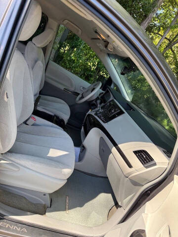 2013 Toyota Sienna LE 8-Passenger