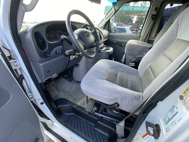2004 Ford E-Series E-250 SD
