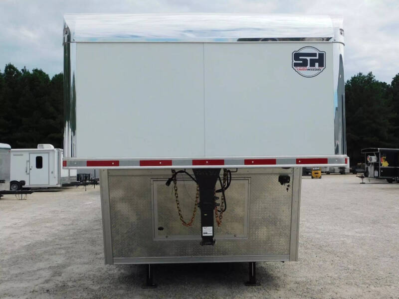 2026 United Trailers 53' Full Bathroom