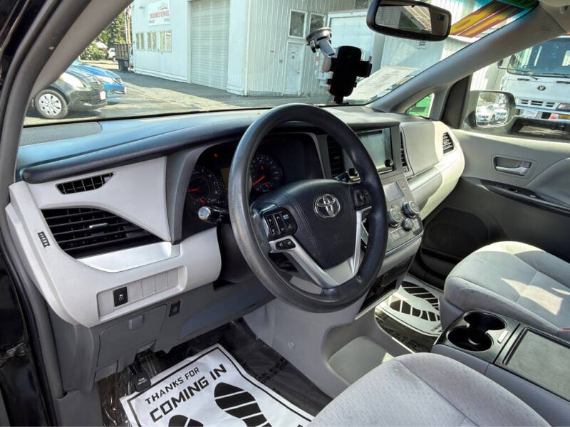 2016 Toyota Sienna LE 8-Passenger