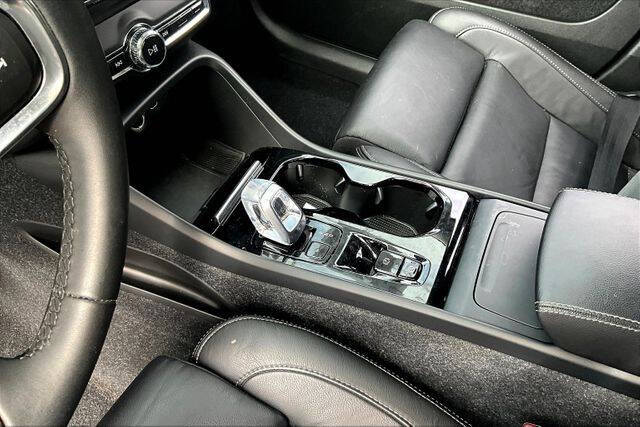 2023 Volvo XC40 B5 Plus Bright Theme