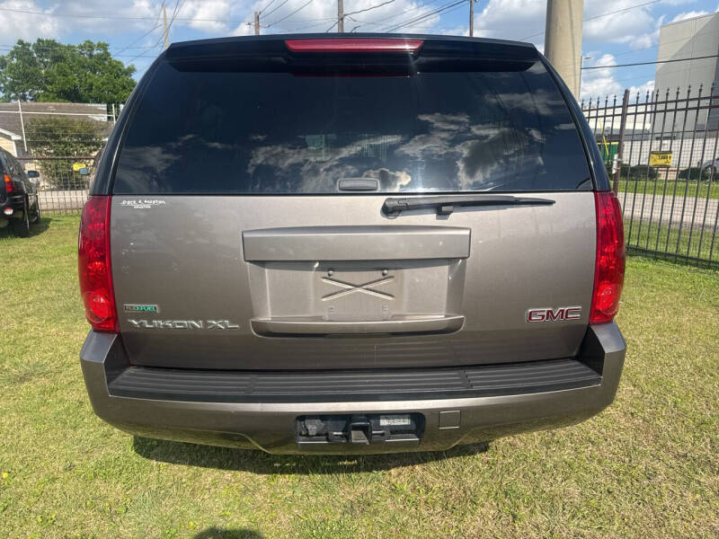 2011 GMC Yukon XL SLE