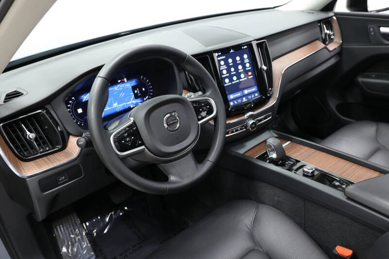 2024 Volvo XC60 B5 Plus Dark Theme