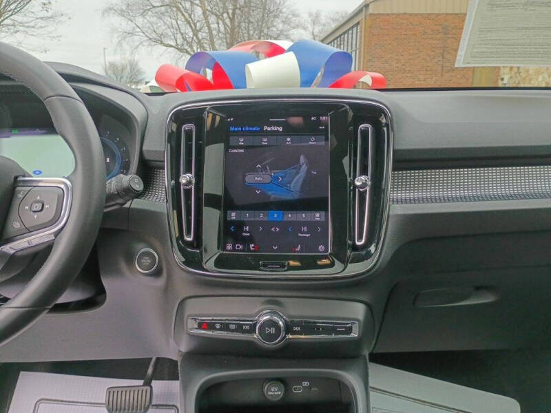 2025 Volvo XC40 B5 Plus Dark Theme