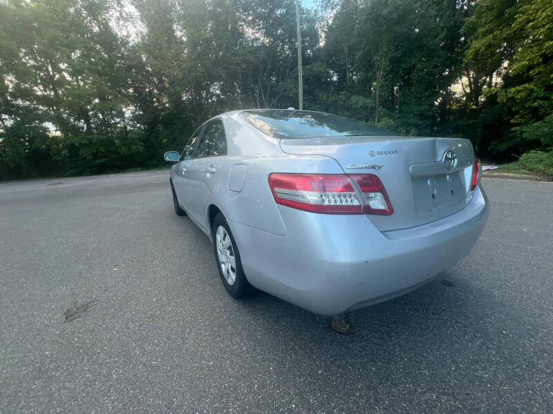 2011 Toyota Camry LE photo 4