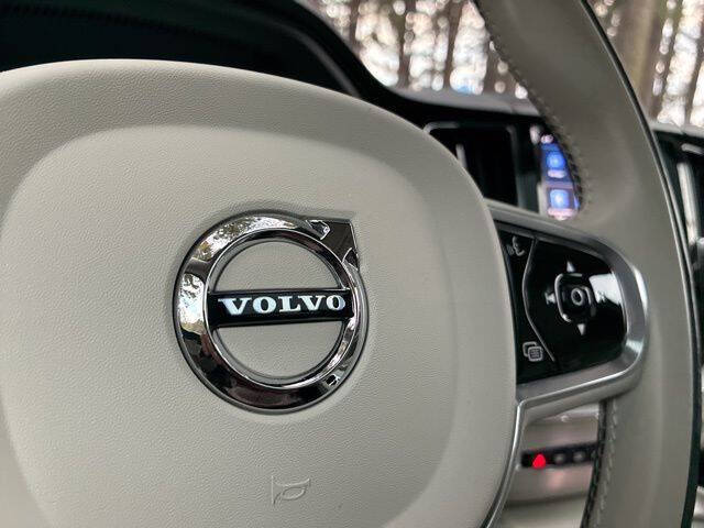 2023 Volvo XC60 B6 Ultimate Dark Theme