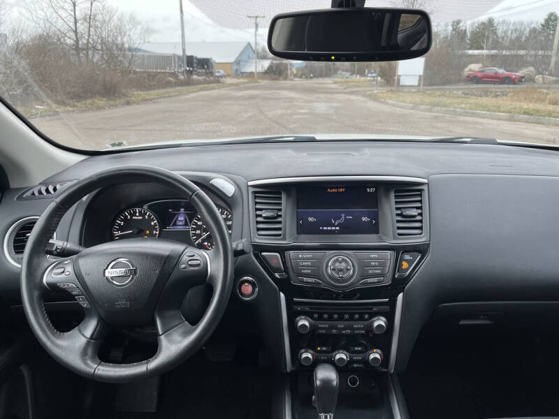 2017 Nissan Pathfinder SV