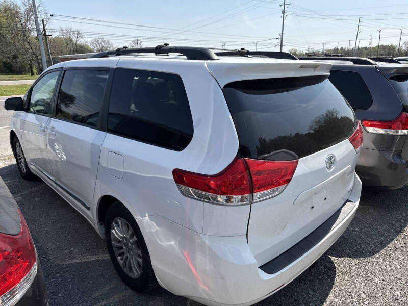 2013 Toyota Sienna XLE 7-Passenger Auto Access Seat