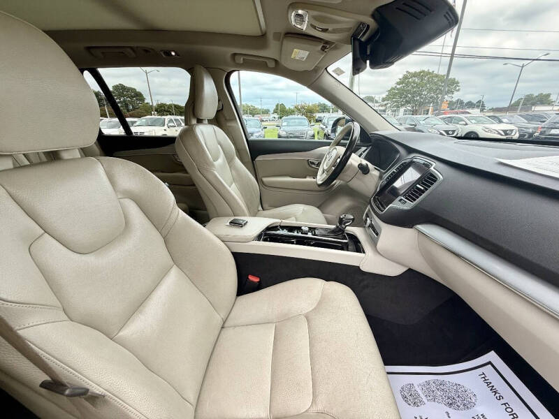 2017 Volvo XC90 T6 Momentum