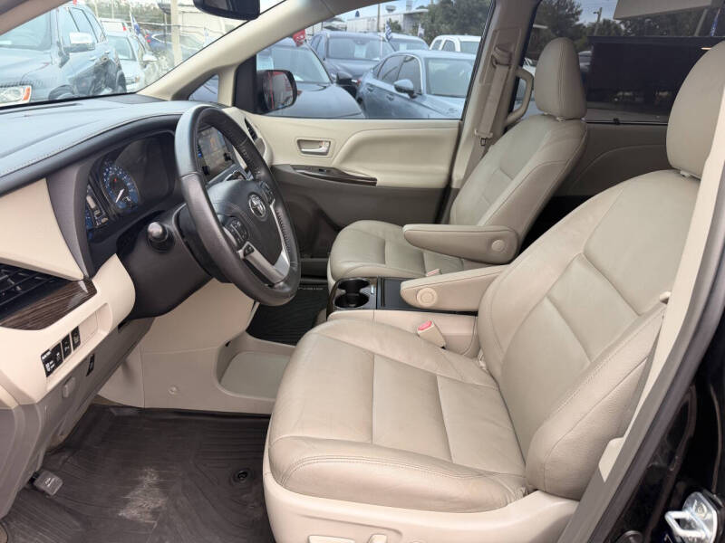 2017 Toyota Sienna XLE Premium 8-Passenger