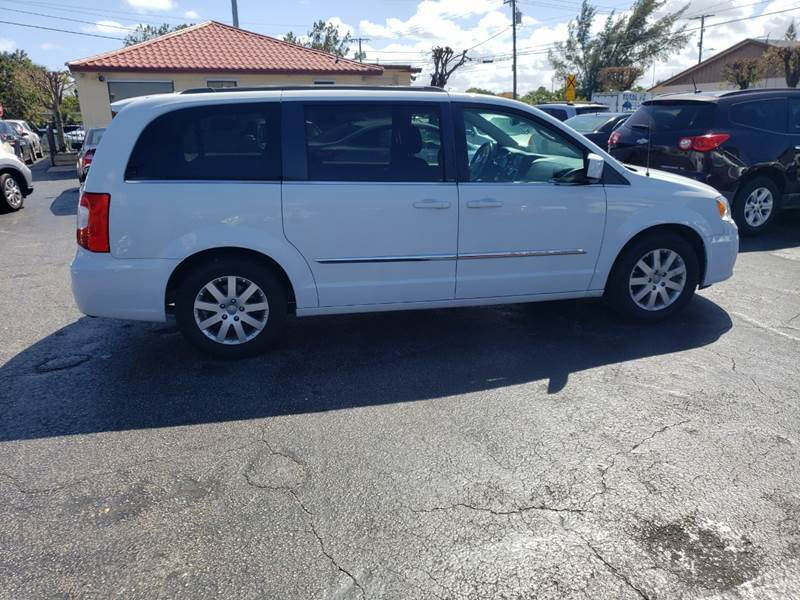 2014 CHRYSLER Town and Country Minivan - $10,995