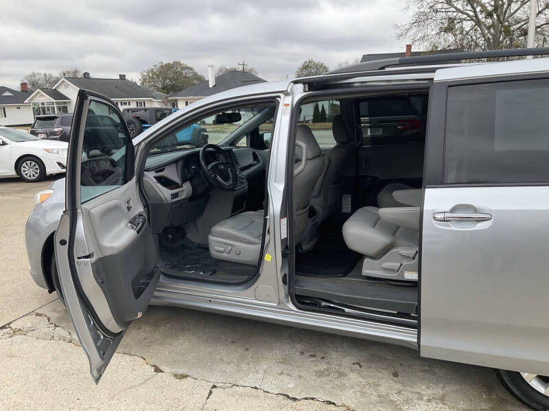 2017 Toyota Sienna XLE 8-Passenger