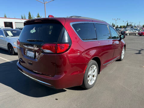 2017 Chrysler Pacifica Touring-L