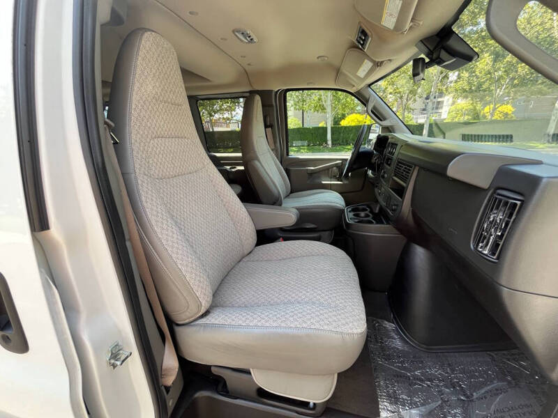 2025 Chevrolet Express LT 3500
