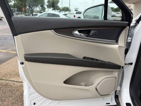 2019 Lincoln Nautilus Select