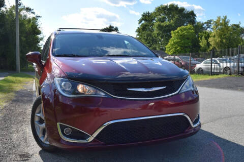 2018 Chrysler Pacifica for sale at QUEST AUTO GROUP LLC in Redford MI