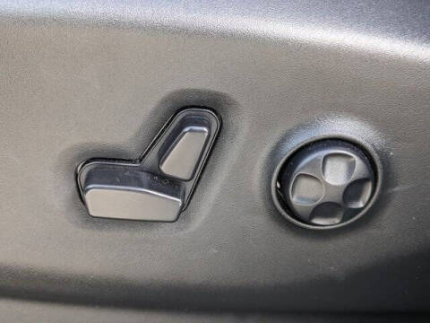 2025 Chrysler Voyager LX