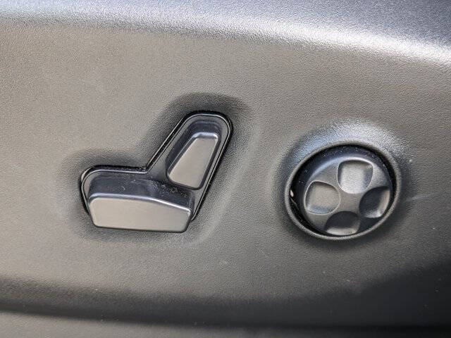 2025 Chrysler Voyager LX