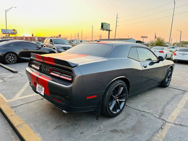 2019 Dodge Challenger R/T photo 5