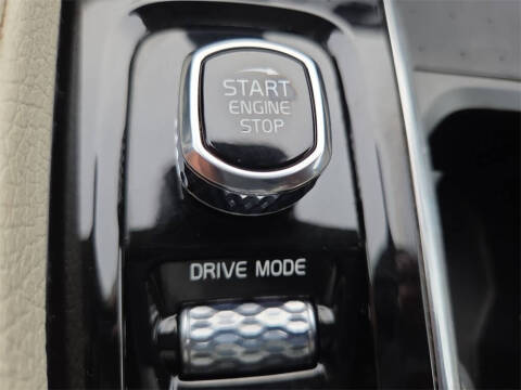 2021 Volvo XC90 T6 Momentum 7-Passenger