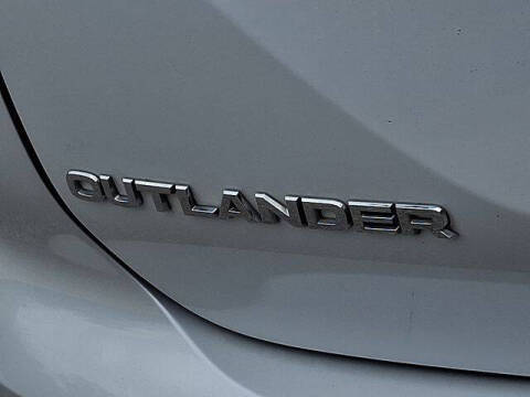 2023 Mitsubishi Outlander SE