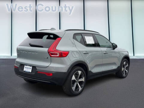 2025 Volvo XC40 B5 Plus Dark Theme