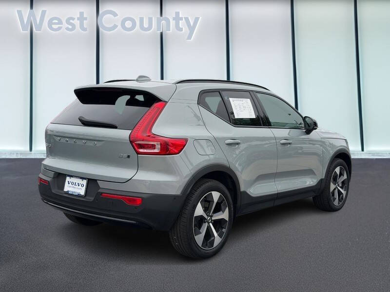 2025 Volvo XC40 B5 Plus Dark Theme