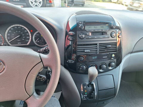 2004 Toyota Sienna LE 8 Passenger