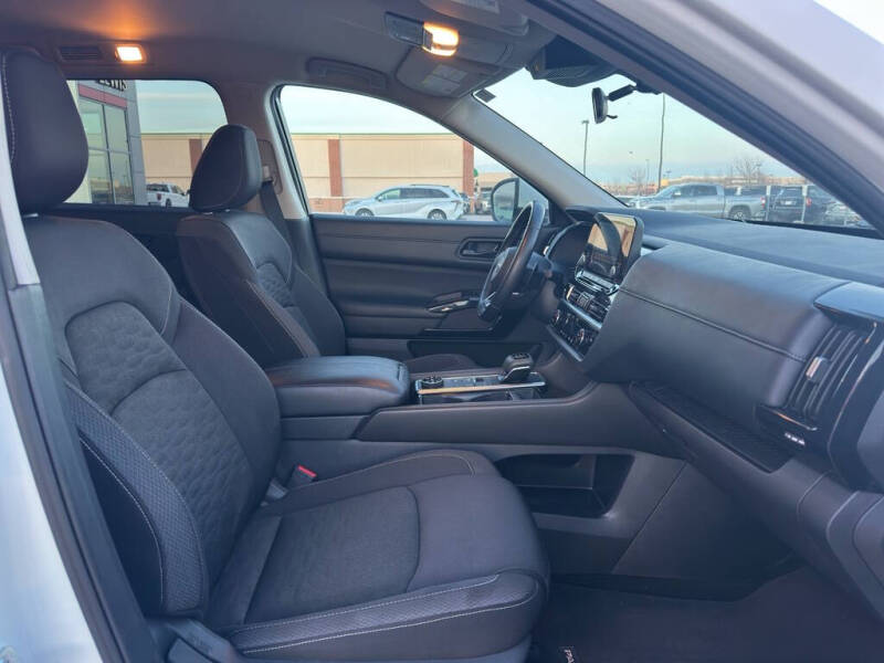 2025 Nissan Pathfinder SV