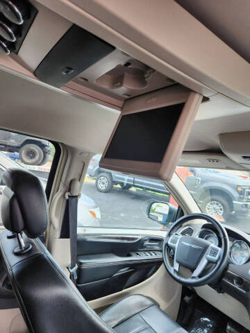 2013 Chrysler Town and Country Touring