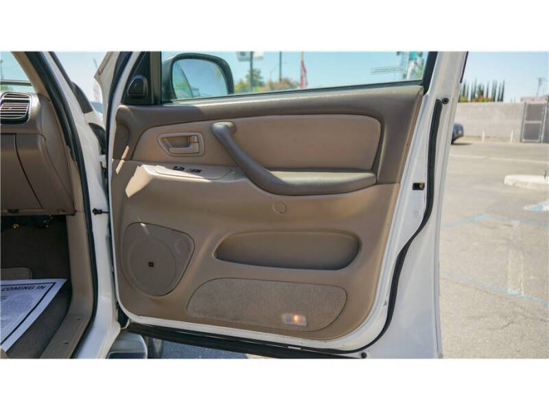 2004 Toyota Sequoia SR5