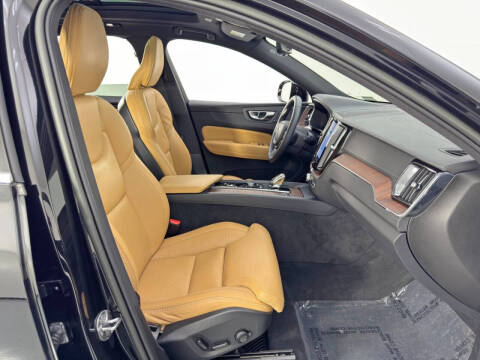 2023 Volvo XC60 B5 Ultimate Bright Theme