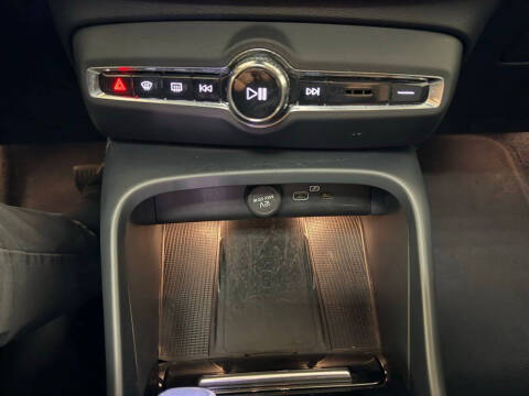 2023 Volvo XC40 B5 Plus Bright Theme