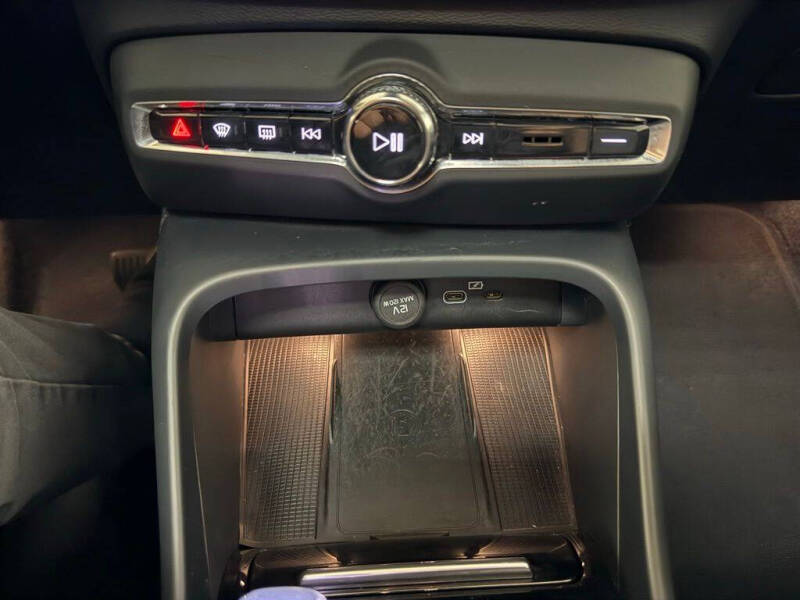 2023 Volvo XC40 B5 Plus Bright Theme