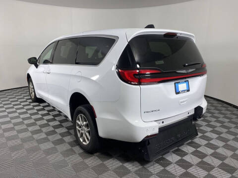 2024 Chrysler Pacifica Touring