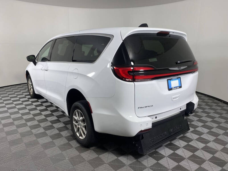 2024 Chrysler Pacifica Touring